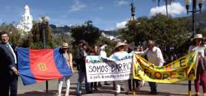 Los ciudadanos esperan ser recibidos en el Concejo Metropolitano.