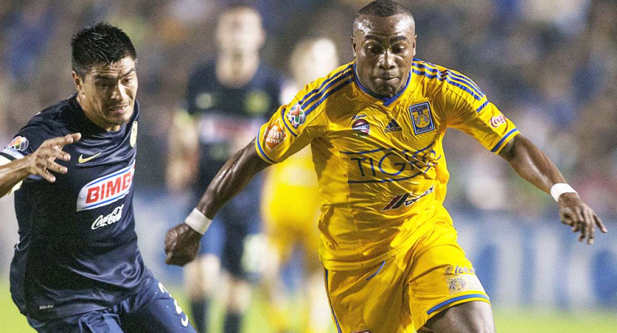 Jes&uacute;s Molina (azul) no puede ante el desborde del ecuatoriano Joffre Guerr&oacute;n (amarillo) en la primera final de la Liga MX, donde el &lsquo;tricolor&rsquo; marc&oacute;. Foto: AFP
