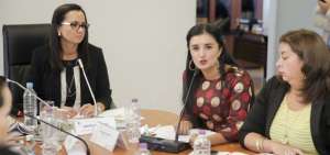 La ministra Rosana Alvarado (centro) se present&oacute; ante la Comisi&oacute;n de Justicia, presidida por Marcela Agui&ntilde;aga.