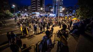En la avenida Los Shyris, Quito, menos de 100 personas se dieron cita ayer para protagonizar el plant&oacute;n en protesta al Gobierno. Foto: Marco Salgado / El Tel&eacute;grafo
