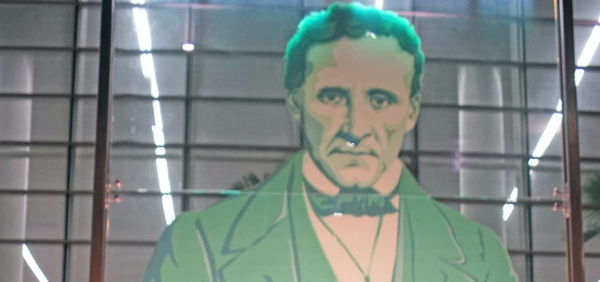 En la planta baja del aeropuerto ha sido colocada la imagen grabada en vidrio del ilustre patrono, obra art&iacute;stica a cargo de Fabi&aacute;n Pe&ntilde;aherrera.