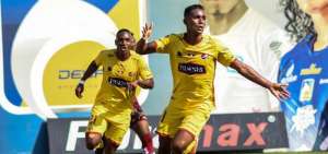 El goleador barcelonista Fidel Mart&iacute;nez celebra el primer gol del cuadro guayaquile&ntilde;o frente al Delf&iacute;n, en partido disputado en el estadio Jocay de Manta. 