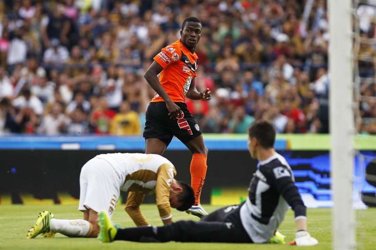 Enner dej&oacute; tirado en el piso al defensa y al portero de Pumas en uno de sus goles. Foto: EFE