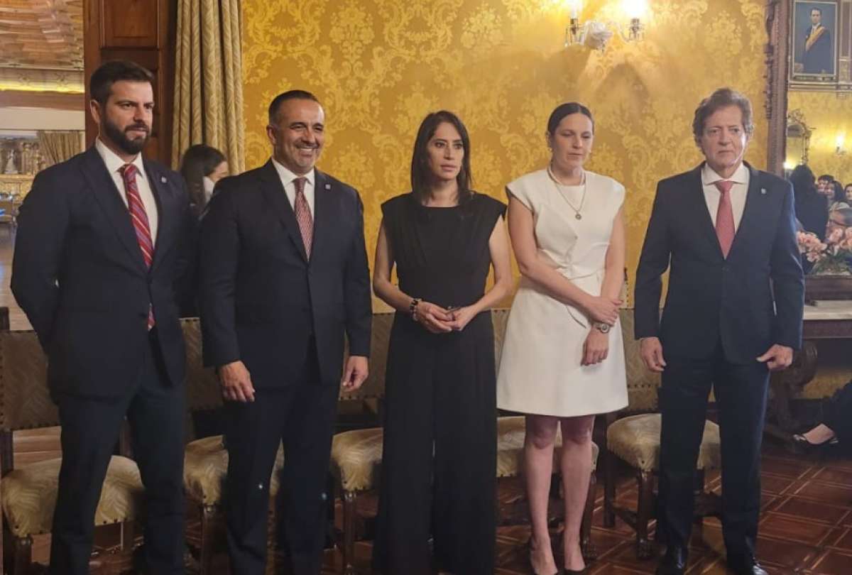 De izq. a der. posan Pablo Arosemena, Darío Herrera, María Gabriela Aguilera, Andrea Montalvo y Alfredo Ortega.