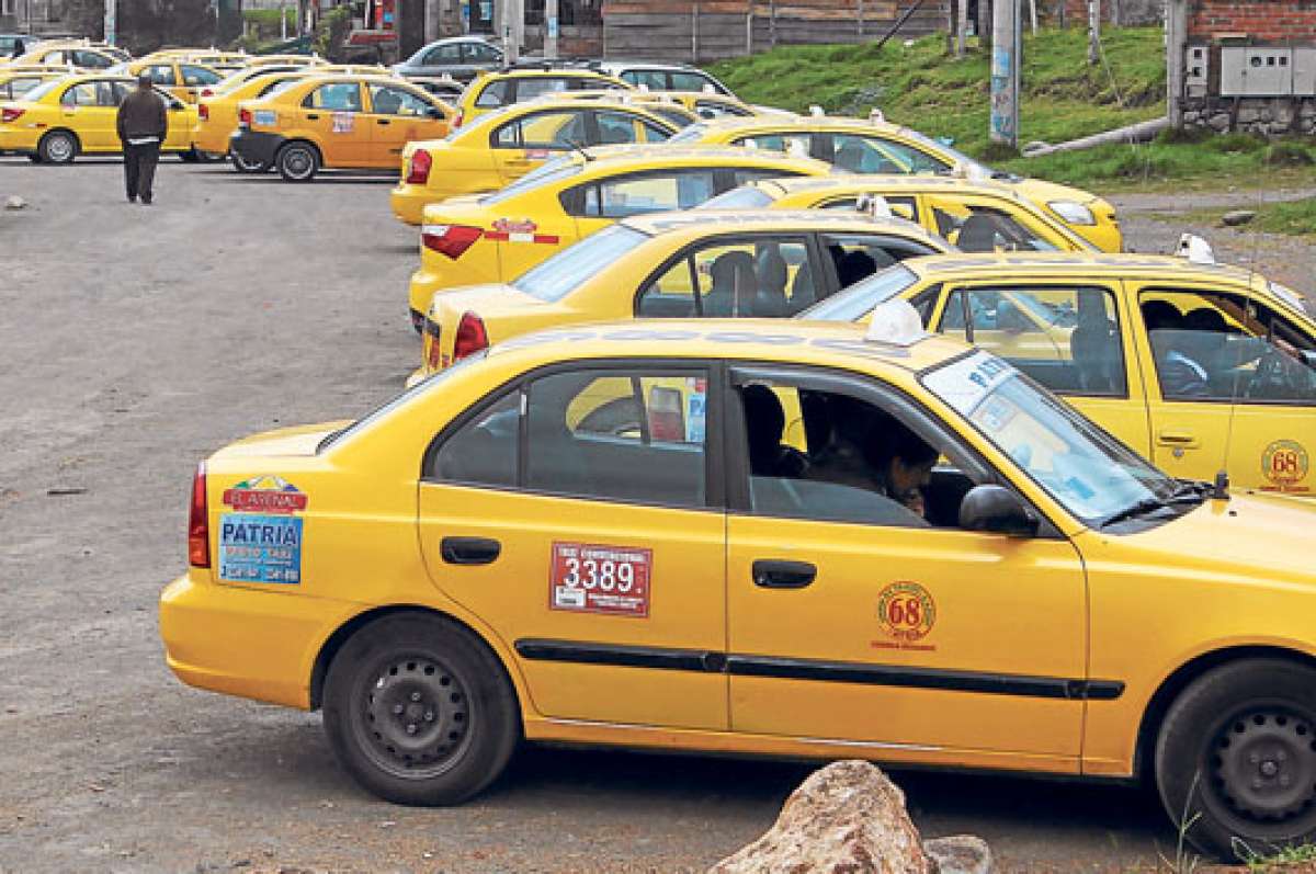 El equipo de la Facultad de Ciencias Econ&oacute;micas que desarroll&oacute; el estudio realiz&oacute; una encuesta a 1.186 taxistas. Foto: Diana Vera 