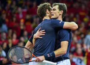 Andy, junto a su hermano, logr&oacute; una victoria relativamente c&oacute;moda, por 6-4, 4-6, 6-3 y 6-2. Foto: AFP
