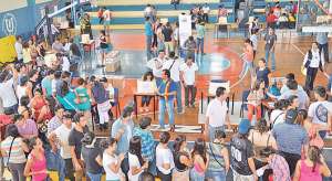 Los comicios se desarrollaron en el coliseo de la Facultad de Educaci&oacute;n F&iacute;sica y contaron con la participaci&oacute;n de delegados del CNE. Foto: William Orellana / El Tel&eacute;grafo