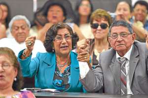 Varios adultos mayores, entre ellos 60 mujeres y 18 hombres, recibieron un diploma tras terminar sus clases de folclore, etnia y computaci&oacute;n. Foto: Pilar Vera/El Tel&eacute;grafo