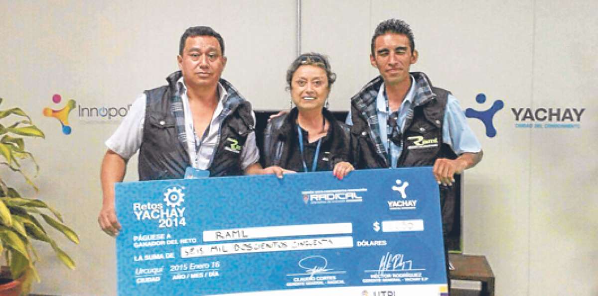 Ricardo Mor&aacute;n (izq) y su equipo de trabajo recibieron el premio de los retos Yachay en la feria Inn&oacute;polis. Foto: Cortes&iacute;a Ricardo Mor&aacute;n