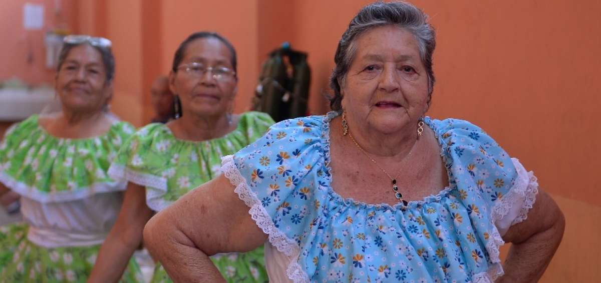 &iquest;C&oacute;mo les resulta escuchar que se los llame abuelos a quienes no lo son? La identidad impuesta, al mismo tiempo, ha creado una esencia: la abuelitud.