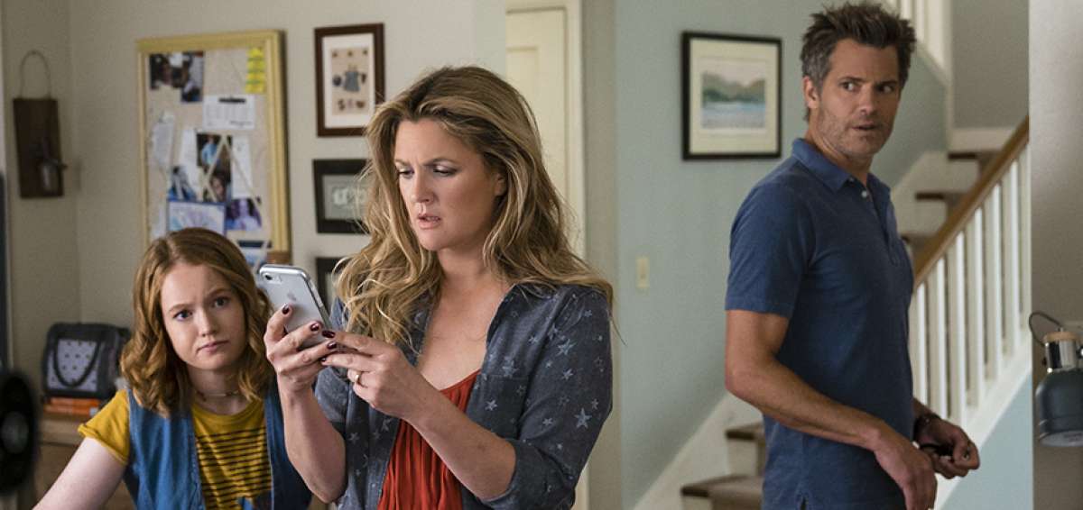 Fotograma en que aparece la actriz Drew Barrymore (Sheila Hammond), el actor Timothy Olyphant (Joel Hammond), y Liw Hewson (Abby Hammond).