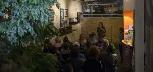La escritora Mar&iacute;a Auxiliadora Balladares (Guayaquil, 1980) durante un recital en la librer&iacute;a Rayuela. All&iacute; ley&oacute; un par de poemas del libro in&eacute;dito Guayaquil. 