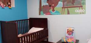 El sitio cuenta con dormitorios, ba&ntilde;os, patio con jardineras, sala, cocina, aulas para talleres y otros espacios que brinden seguridad a sus ocupantes.