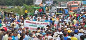 Los productores cerraron por unas horas la v&iacute;a de  ingreso al cant&oacute;n Santa Luc&iacute;a.