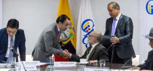 El super de Bancos, Cristian Cruz, saluda al presidente del Consejo de Participaci&oacute;n Transitorio, Julio C&eacute;sar Trujillo, antes de su intervenci&oacute;n ante el pleno.