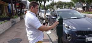 La Av. V&iacute;ctor Emilio Estrada, en Urdesa, es una de las tres v&iacute;as que la ATM coloc&oacute; un total de 489 dispositivos en los sitios de parqueo.
