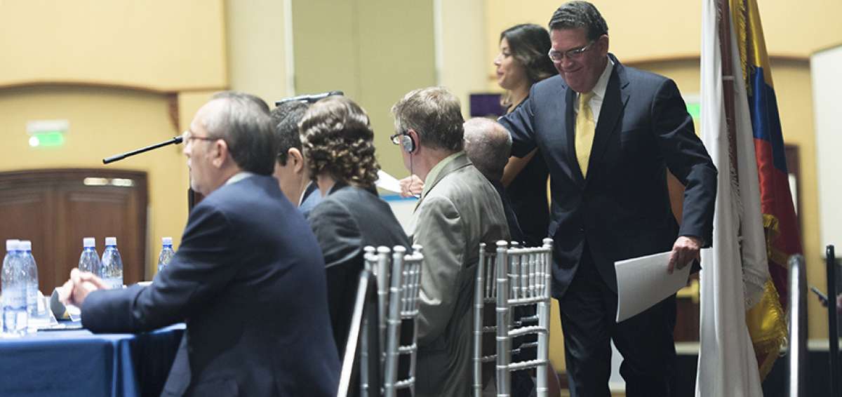 Medardo Cadena (der.), ministro de Energ&iacute;a, participa en el encuentro de sostenibilidad energ&eacute;tica en Quito.