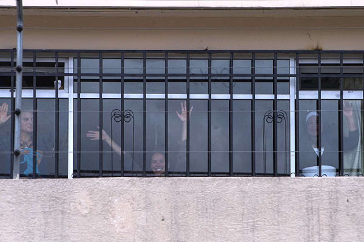 Manuela Picq contin&uacute;a en el Centro de Acogida Temporal en Quito. Ayer salud&oacute; desde una de las ventanas a los simpatizantes de la Conaie que la visitaron. Foto: Daniel Molineros / El Tel&eacute;grafo
