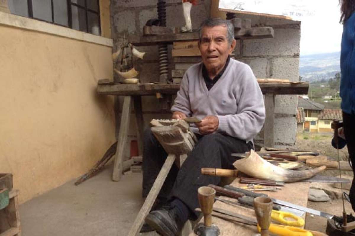 Bol&iacute;var Bonilla tiene 83 a&ntilde;os, se mantiene l&uacute;cido y con muchos deseos de continuar con la manufactura de artesan&iacute;as en el barrio San Vicente. Foto: Jos&eacute; Miguel Castillo.