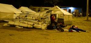 Habitantes de Esmeraldas pasan la noche en carpas y en sitios seguros. 