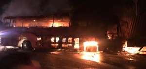 Un incendio se produjo al chocar un bus, un tr&aacute;iler y un cami&oacute;n en la v&iacute;a Buena Fe-Patricia Pilar, en el eje vial hacia Santo Domingo.