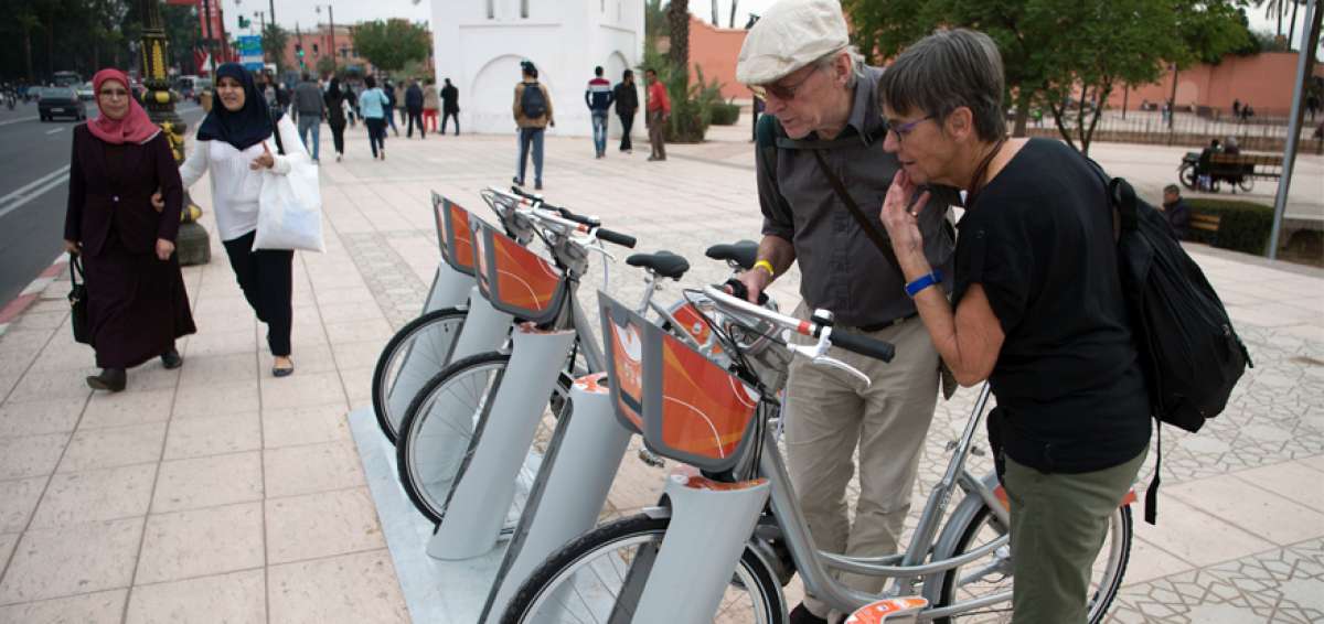 Las bicicletas compartidas y los autos el&eacute;ctricos llaman la atenci&oacute;n de los turistas que visitan Marrakech.