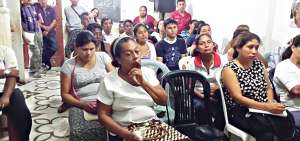 Padres de familia y j&oacute;venes acuden a las charlas familiares. El objetivo de los adultos es que sus hijos se integren a actividades deportivas.
