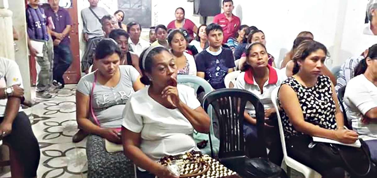 Padres de familia y j&oacute;venes acuden a las charlas familiares. El objetivo de los adultos es que sus hijos se integren a actividades deportivas.