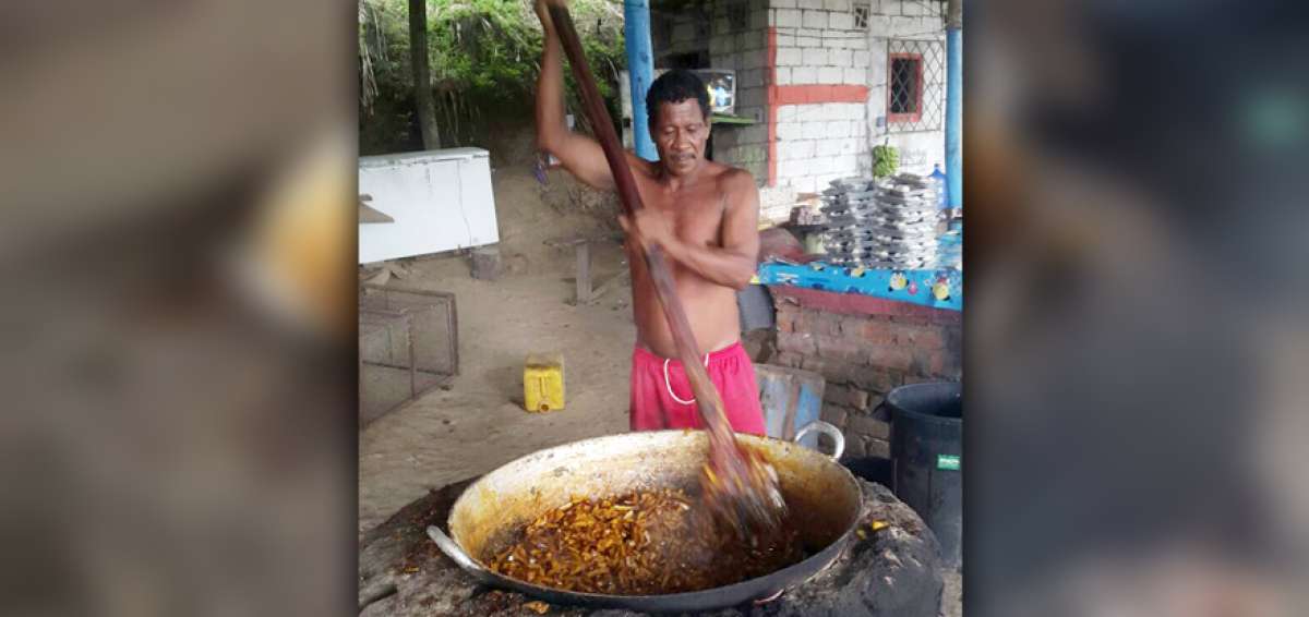 Andr&eacute;s Bone mueve el chicharr&oacute;n de coco en una paila de bronce. &Eacute;l es experto en la manufactura de estos dulces.