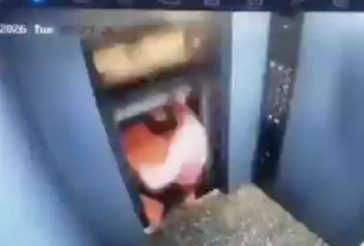 Las c&aacute;maras de seguridad captaron el momento en que el ascensor se eleva de forma repentina mientras el hombre intentaba salir.