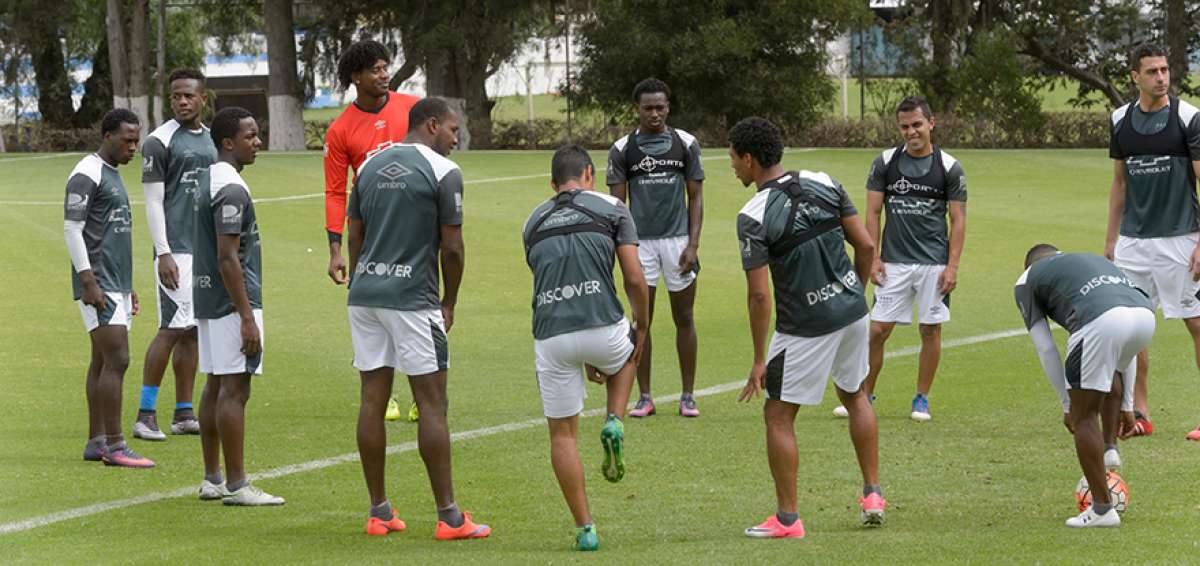 Los jugadores de Liga de Quito dialogan durante una de las pr&aacute;cticas en el complejo del club, en Pomasqui. 