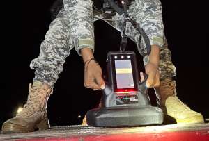 La Policía Nacional halló un cargamento de droga camuflada en las llantas de un tráiler en Carchi. 