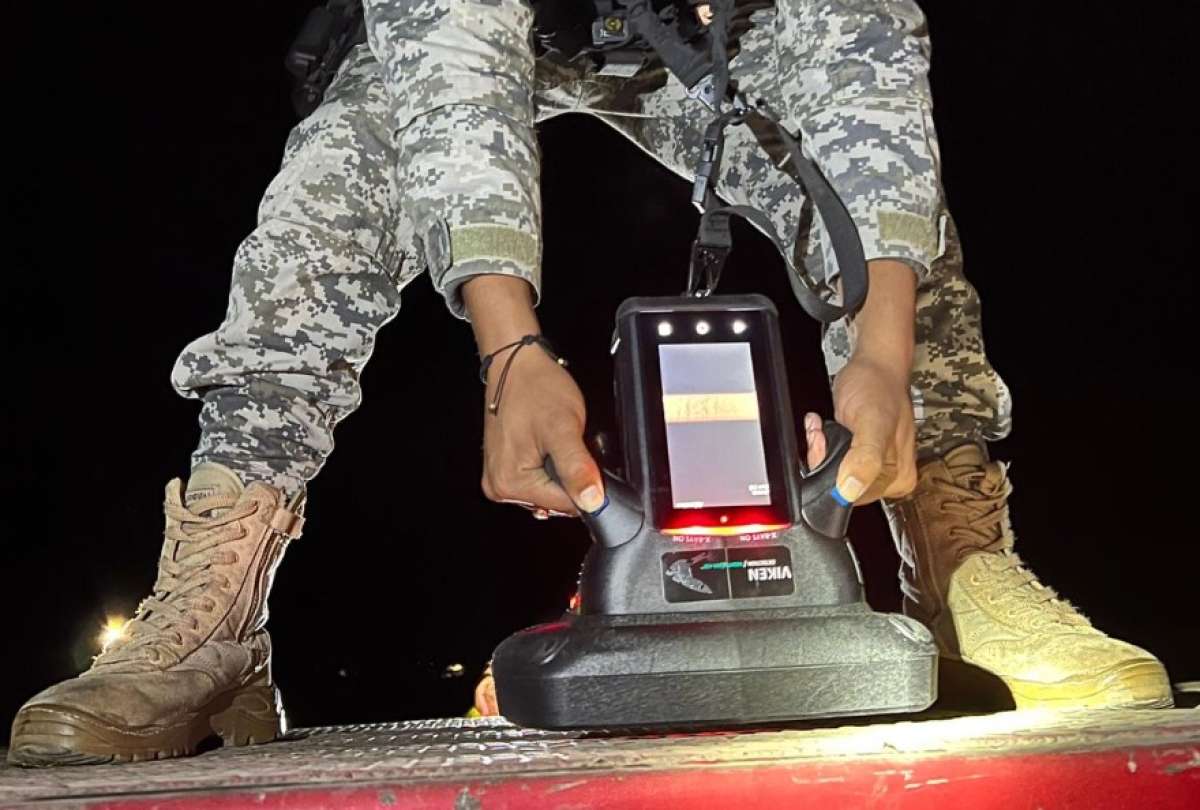 La Policía Nacional halló un cargamento de droga camuflada en las llantas de un tráiler en Carchi. 