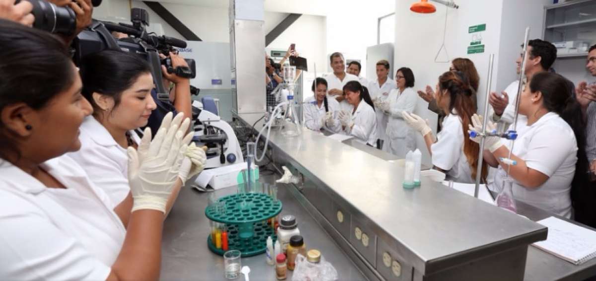 El Mandatario durante el recorrido por el instituto. 