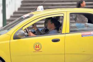 La instalaci&oacute;n y el uso obligatorio del tax&iacute;metro inicio desde la semana anterior.Los controles empiezan hoy en diferentes puntos de la urbe. Foto: Jos&eacute; Luis LLivisaca│El Tel&eacute;grafo