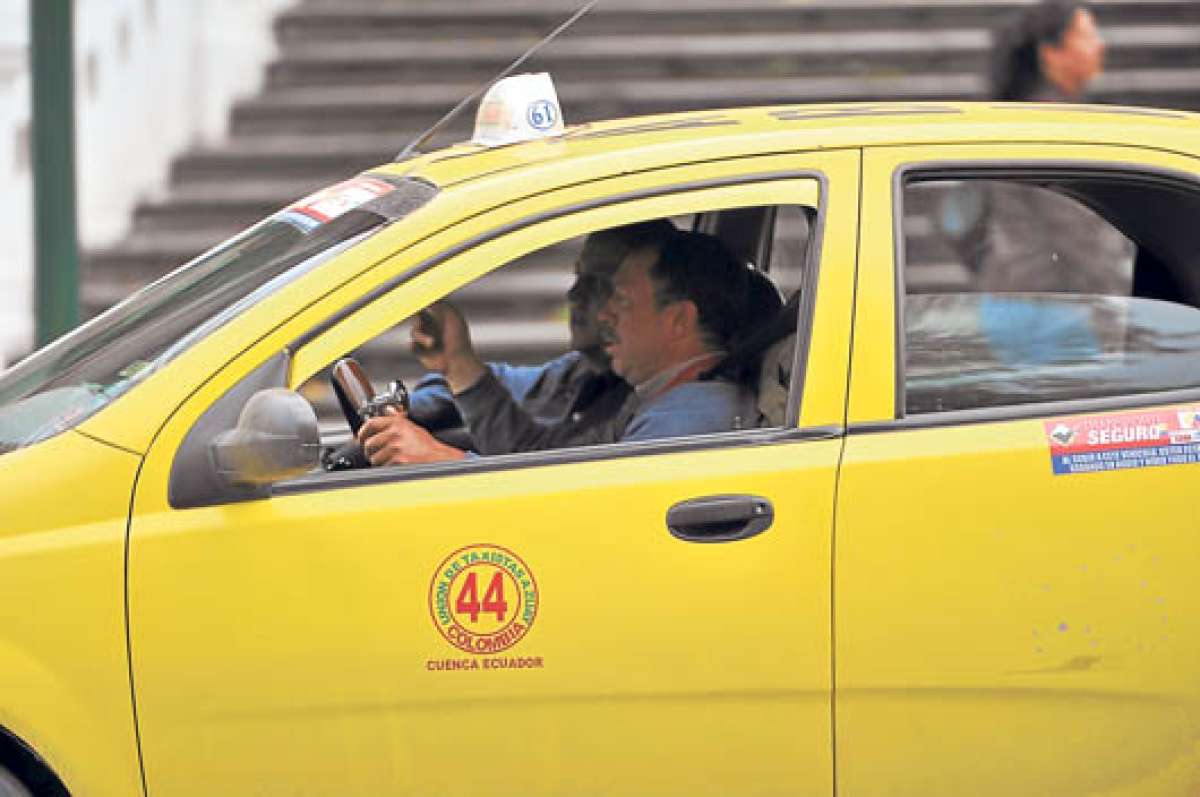 La instalaci&oacute;n y el uso obligatorio del tax&iacute;metro inicio desde la semana anterior.Los controles empiezan hoy en diferentes puntos de la urbe. Foto: Jos&eacute; Luis LLivisaca│El Tel&eacute;grafo