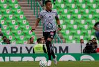 Byron Castillo controla el balón durante un partido entre Santos y León