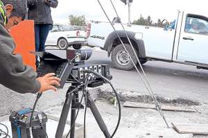 En Latacunga, los agentes de tr&aacute;nsito utilizaron los fotorradares con el fin de controlar a los conductores. Foto: Silvia Osorio / El Tel&Eacute;grafo 