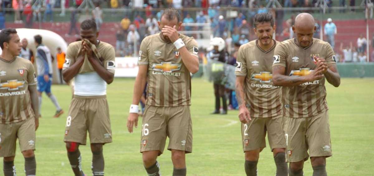 De izquierda a derecha: &Aacute;lex Bola&ntilde;os, Hern&aacute;n Barcos, Norberto Araujo y Rub&eacute;n Olivera se lamentan.