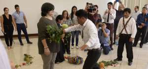 Ministra Viteri se someti&oacute; a "limpia" y recibi&oacute; bast&oacute;n de mando