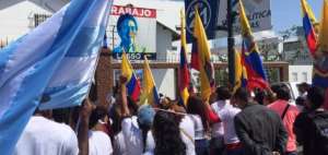 Los militantes del colectivo se concentraron en la sede de CREO, en la avenida Quito y G&oacute;mez Rend&oacute;n, centro de Guayaquil.