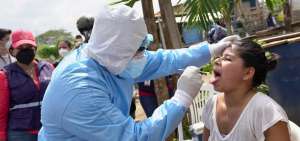 El Gobierno contin&uacute;a con la toma de muestras para realizar las pruebas y determinar el n&uacute;mero de personas contagiadas de coronavirus.