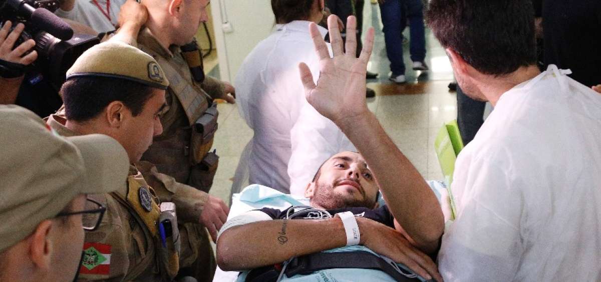El zaguero Alan Ruschel fue ovacionado a su retorno a Brasil, tras sobrevivir al accidente a&eacute;reo que provoc&oacute; la muerte de 19 de sus compa&ntilde;eros. 