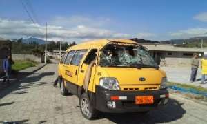 El carro result&oacute; afectado en la parte del parabrisas. Los estudiantes sufrieron heridas leves. Foto: Cortes&iacute;a.