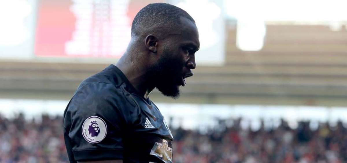 Manchester United rechaza c&aacute;nticos con estereotipos racistas sobre Lukaku