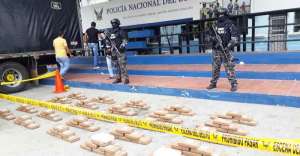 Dos polic&iacute;as custodian los 152 paquetes tipo ladrillo que contienen clorhidrato de coca&iacute;na, que ser&aacute;n entregados al Ministerio del Interior.