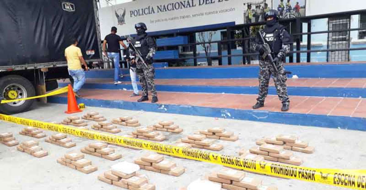 Dos polic&iacute;as custodian los 152 paquetes tipo ladrillo que contienen clorhidrato de coca&iacute;na, que ser&aacute;n entregados al Ministerio del Interior.