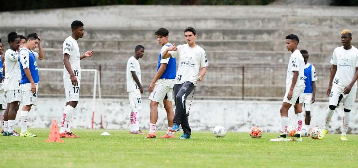 El timonel (centro) da indicaciones a los futbolistas de la sub-18 de Liga de Quito, durante un entrenamiento de la plantilla en Pomasqui.