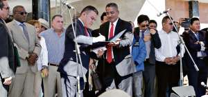 El presidente de la Asamblea, Jos&eacute; Serrano, recibi&oacute; del titular del Conagopare, Bol&iacute;var Armijos, el proyecto.