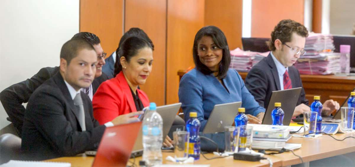 En la reinstalaci&oacute;n de la audiencia preparatoria de juicio se prev&eacute; que la fiscal general Diana Salazar (derecha) presente su dictamen acusatorio.